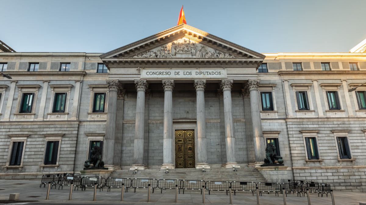 España: Nueva ley de atención; aplica a operadores e “influencers”