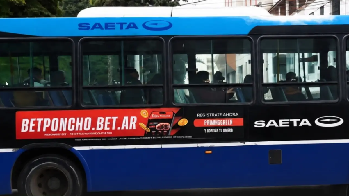 Salta ordena sacar la publicidad de apuestas de los colectivos