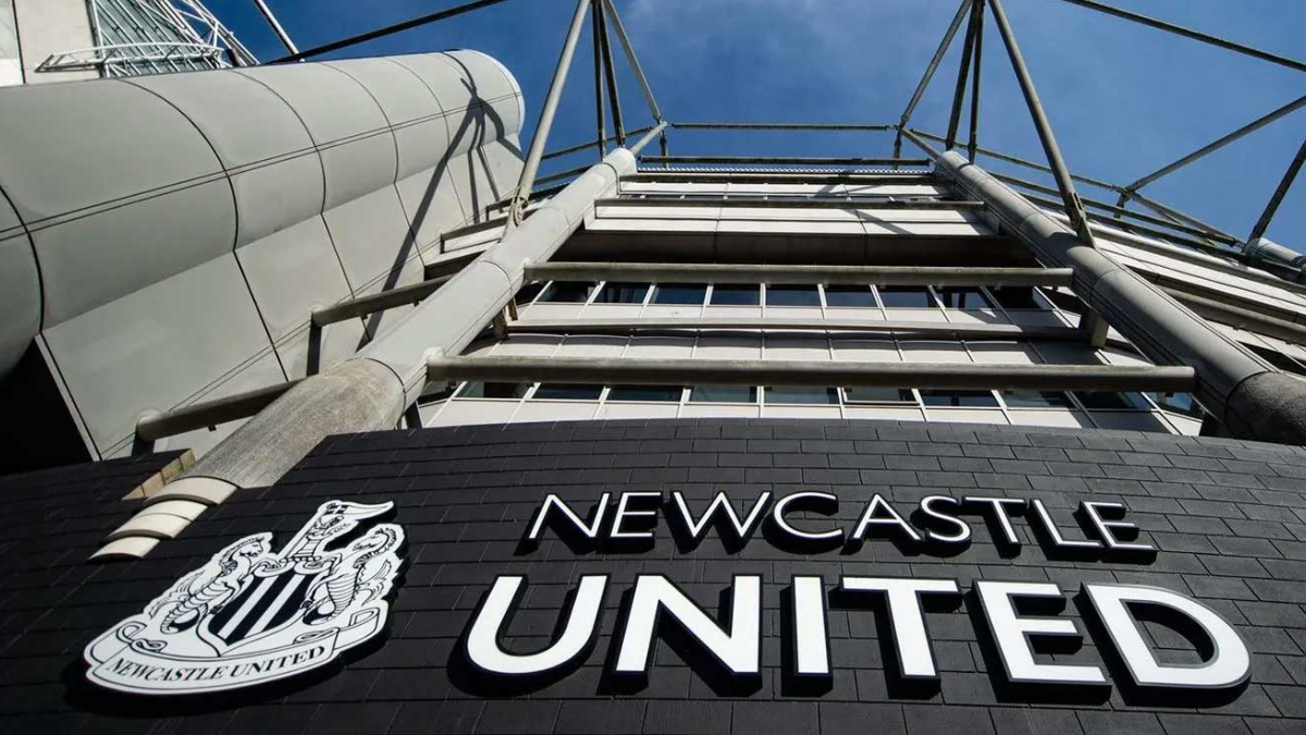 Os clubes da Premier League ignoram os avisos do governo britânico