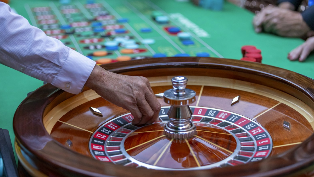 El Casino Parque Hotel reabre como sala del Estado y apunta a 2027
